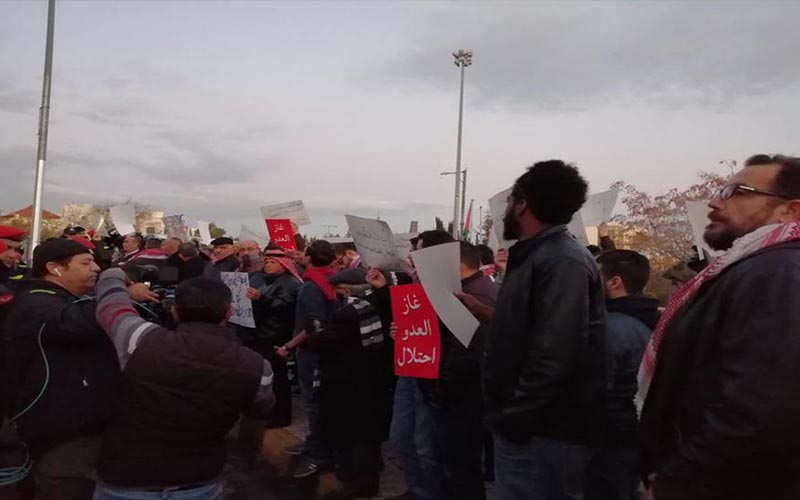 وقفة قرب رئاسة الوزراء تطالب بإلغاء