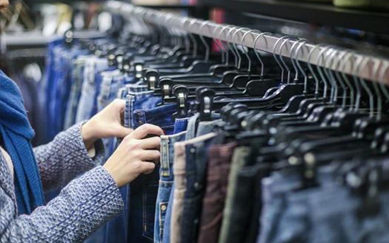 مطالبة بإعادة النظر بضرائب الألبسة والأحذية