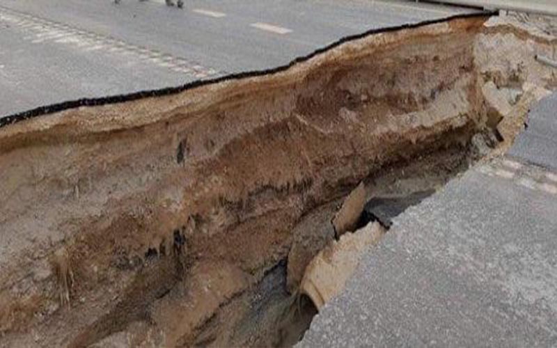 إربد.. انهيار شارع بعد أسبوعين من