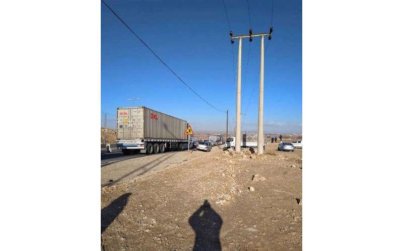 تصادم شاحنتين يغلق الطريق الصحراوي