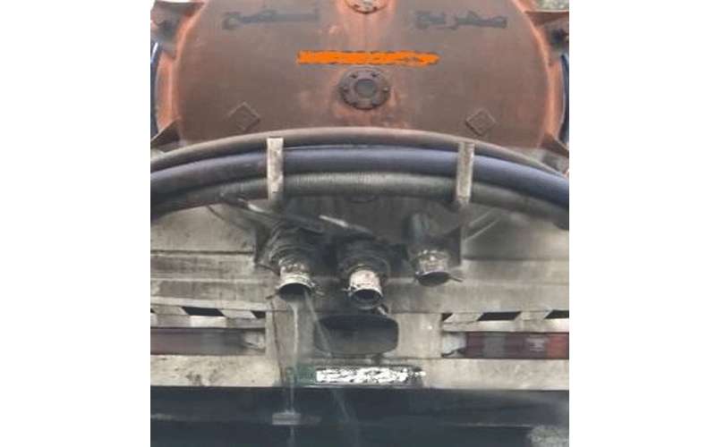 توقيف صاحب صهريج مياه عادمة يفرغ