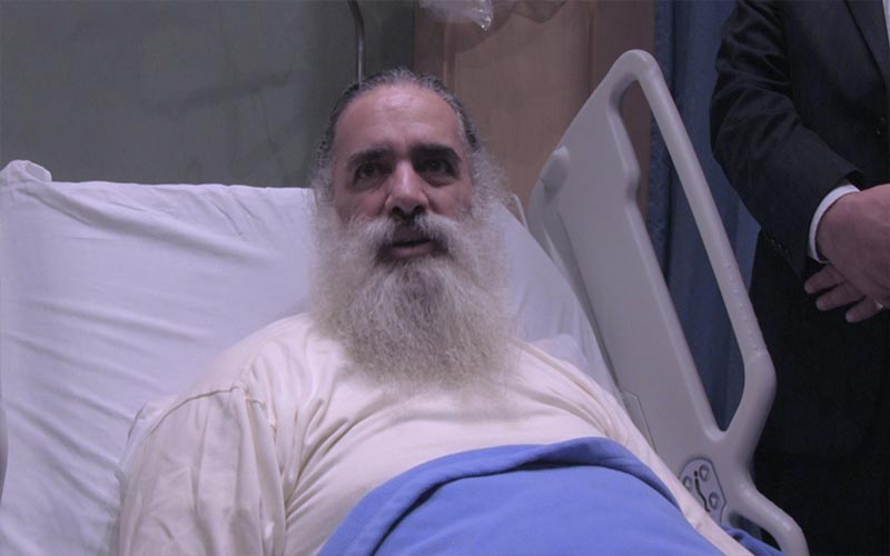 المطران عطالله حنا يغادر المستشفى بعد