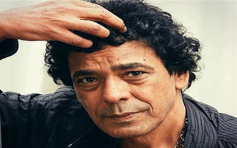 الأطباء يمنعون محمد منير من الغناء