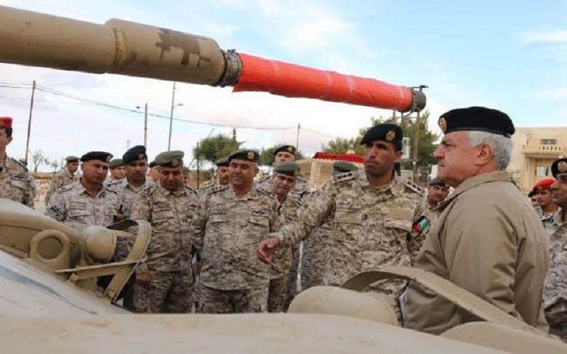 الحنيطي يزور كتيبة الأمير غازي الدبابات