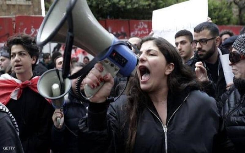 المتظاهرون اللبنانيون يستقبلون العام الجديد بتصعيد