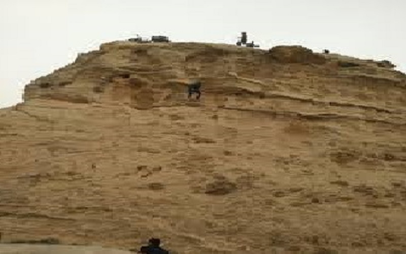 إنقاذ شخصين علقا فوق مقطع صخري