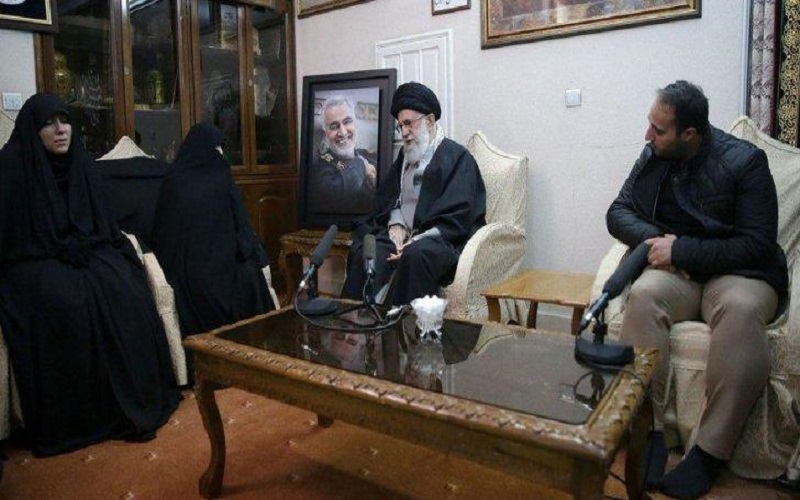 خامنئي يزور منزل سليماني ويلتقي زوجته