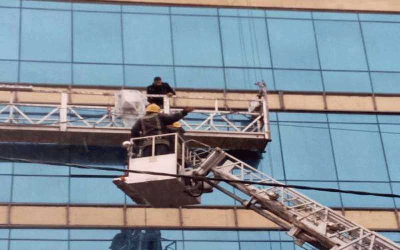 إنقاذ شخص تعطلت به رافعة في