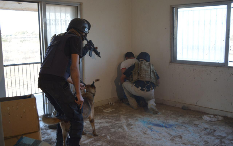 ضبط مطلوب مسلح و خطير واخر