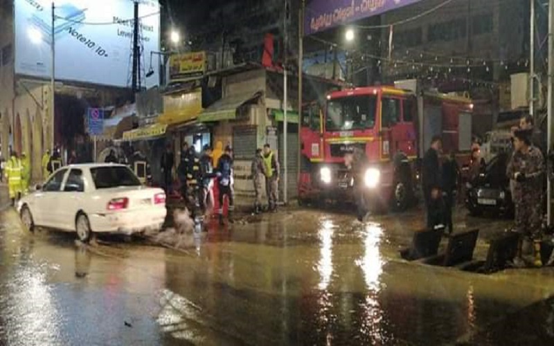 البحث عن شخص جرفته مياه الأمطار