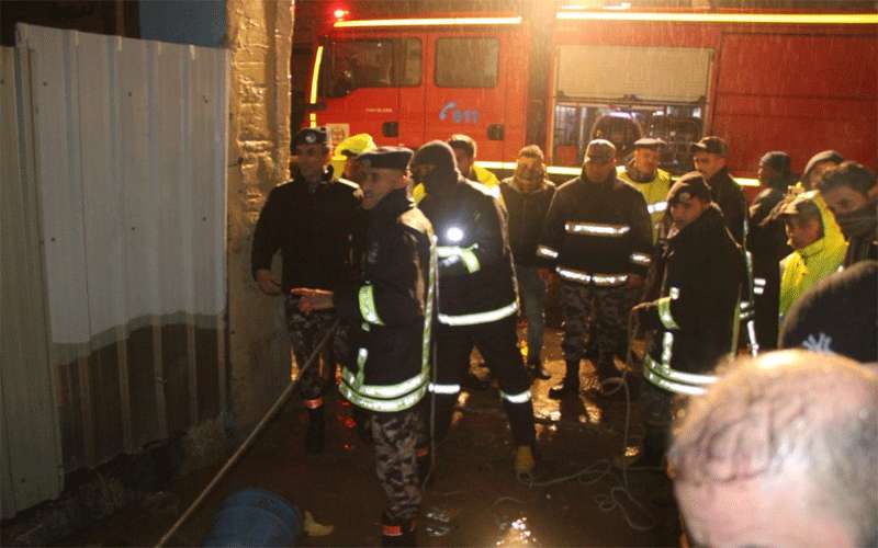 البحث عن شخص جرفته السيول مع