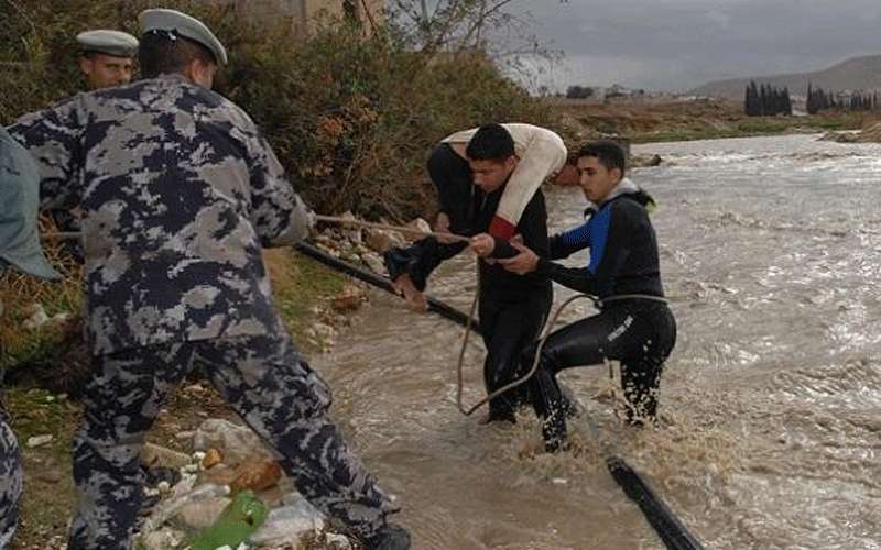 البحث مستمر عن شاب جرفته السيول
