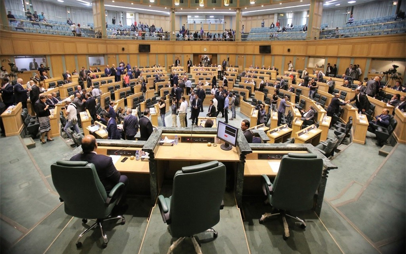 اللجنة المالية النيابية تلتقي الرزاز اليوم