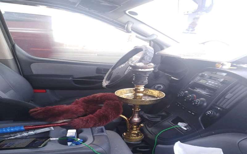 الدوريات الخارجية تضبط شخص يدخن الأرجيلة