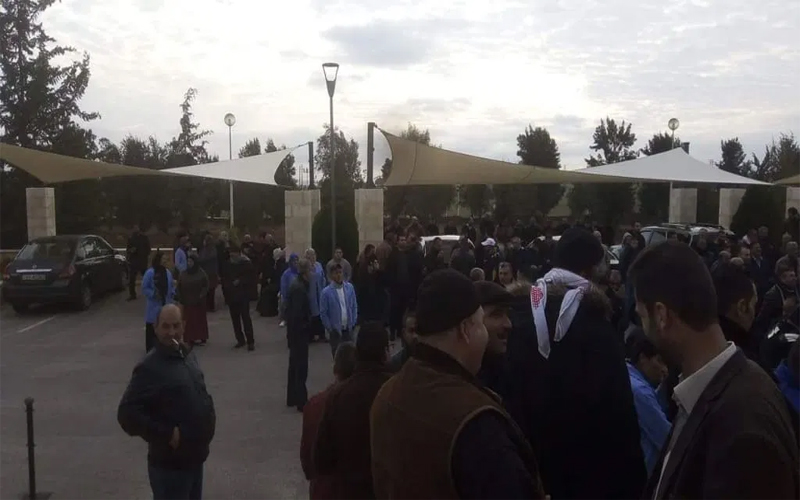 موظفو العلوم والتكنولوجيا يحتجون أمام مبنى