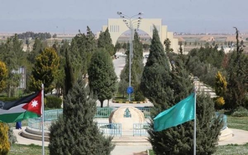 التنسيب بعلاوة للعاملين في جامعة آل