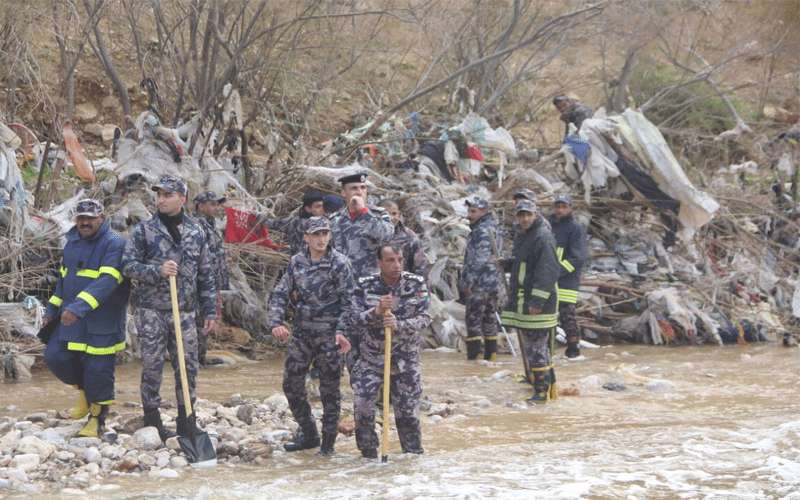 الدفاع المدني: نواصل البحث على الشاب