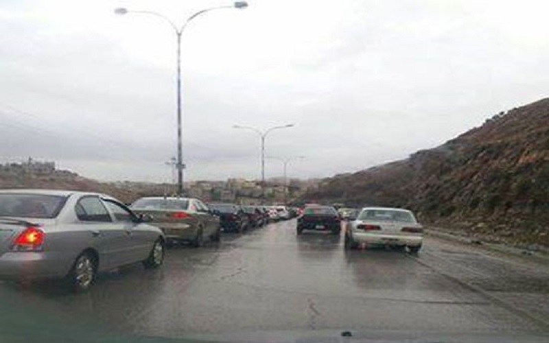 جرش: ارتفاع منسوب المياه يغلق طريق