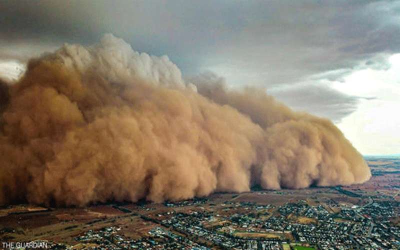 بعد الحرائق والأمطار.. عاصفة ترابية عملاقة