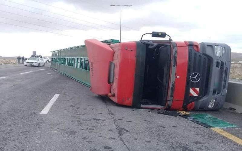 انقلاب تريلا محملة بمركبات على طريق