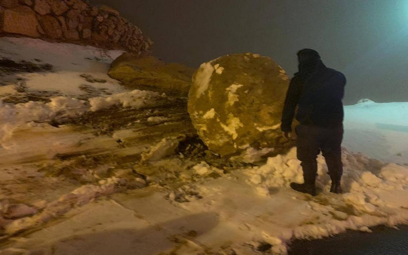 انهيارات صخرية على طريق ضانا بالطفيلة