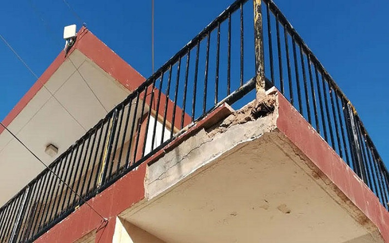 وزير التربية يعود طالبة أصيبت بسقوط