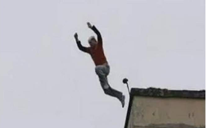 مصري يلقي بنفسه من الدور الـ14