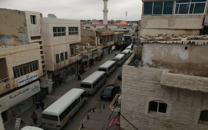 حافلات عمومية تغلق شوارع رئيسية في