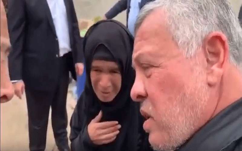 بالفيديو.. جلالة الملك يزور بيتين لأرملتين