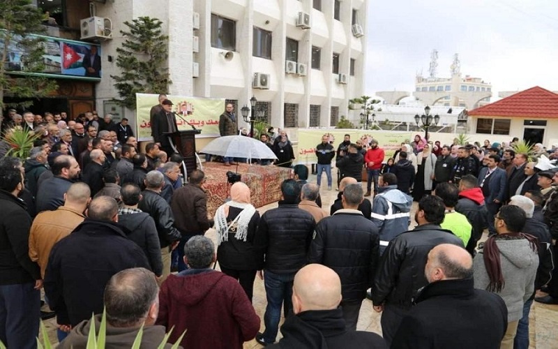 وقفة حاشدة لعاملي بلدية اربد احتجاجا