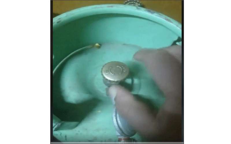 الكرك: مواطن يفتح جرة الغاز في