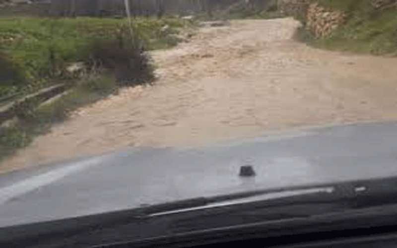 الدفاع المدني ينقذ شخصين علقت مركبتهم