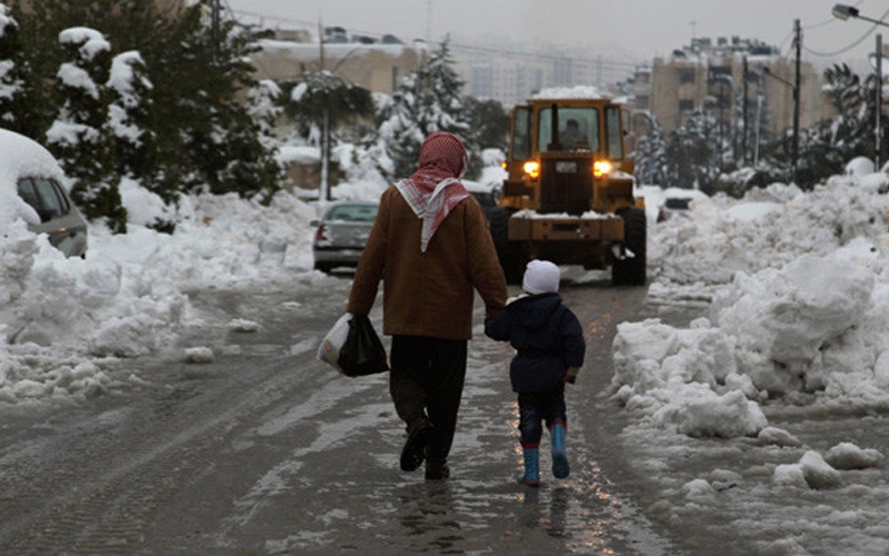 زخات ثلجية ورياح شديدة السبت