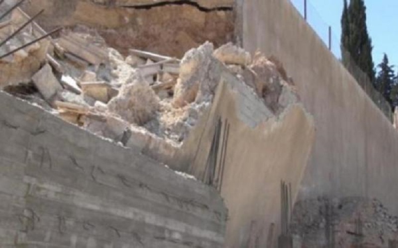 إصابة طفلين بانهيار سور اسمنتي في