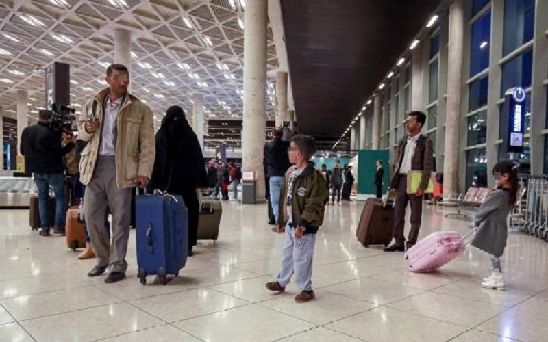 وصول طائرة تقل مرضى يمنيين لعمان