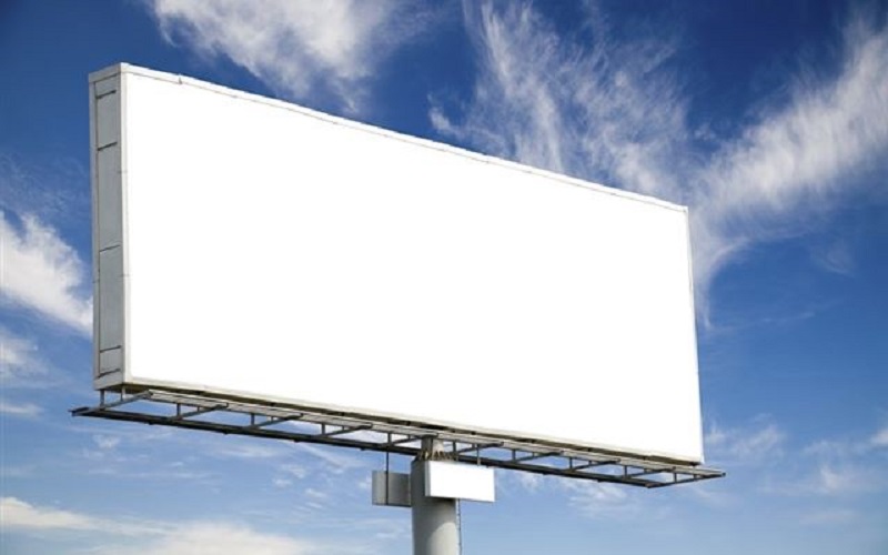 إزالة لوحات إعلانية تشكل خطرا على