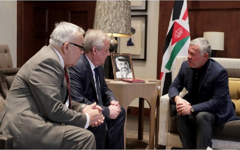 الملك يؤكد ضرورة التوصل إلى حل