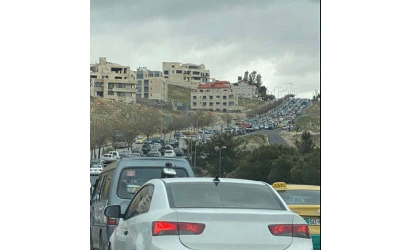 بالصور .. اختناقات مرورية كبيرة في