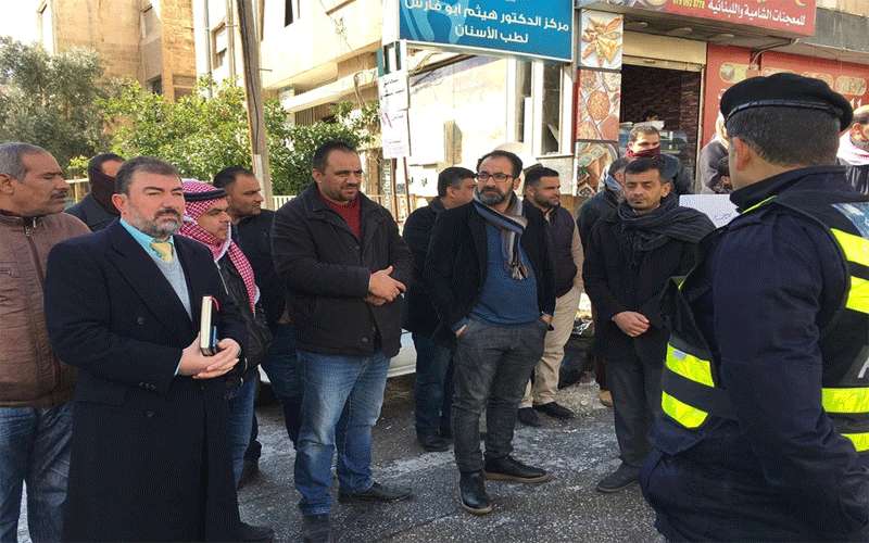 نقابة المعلمين تعتصم امام التربية للمطالبة