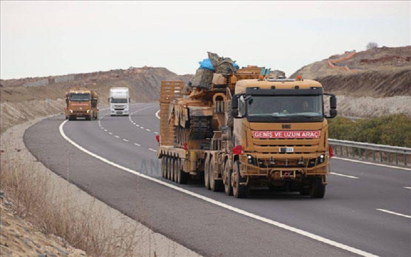 تركيا تحشد راجمات صواريخ على الحدود