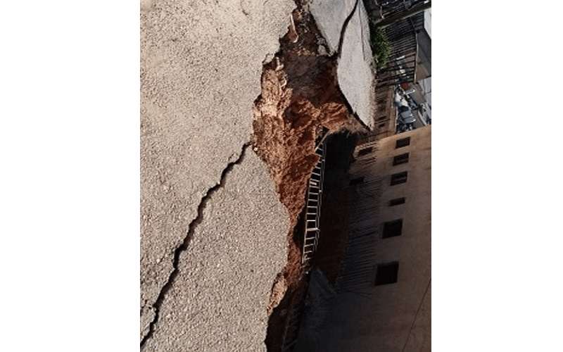 بالفيديو والصور .. انهيار شارع في