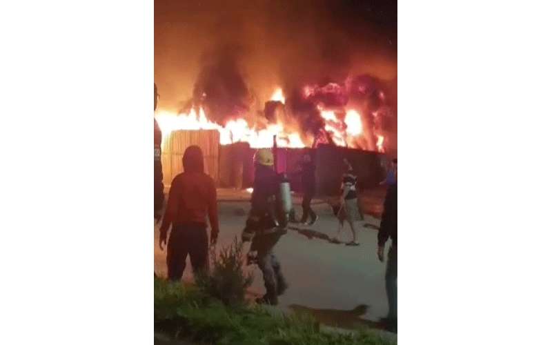 الدفاع المدني يخمد حريق مستودع في