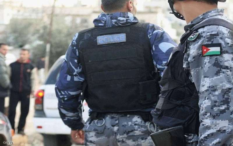 العثور على قذيفة قديمة ملقاة في