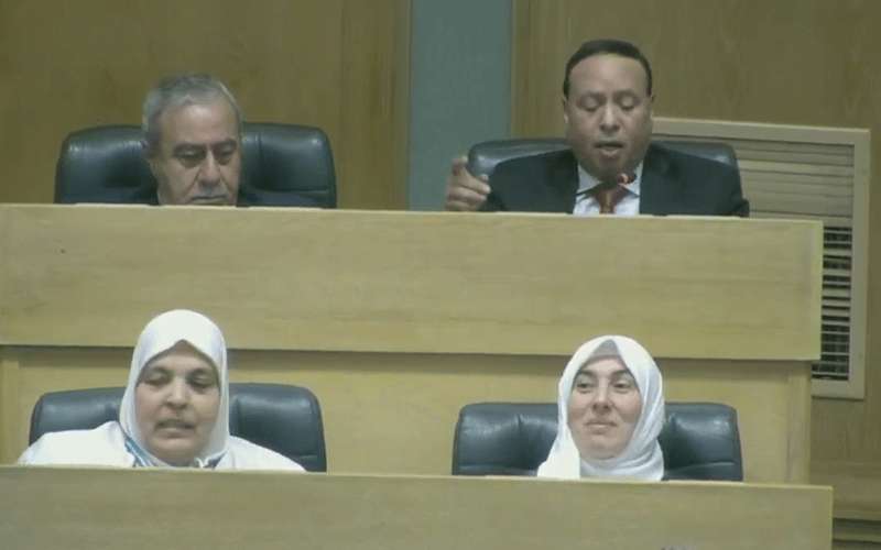 الفايز يتساءل عن نائب وظف 100