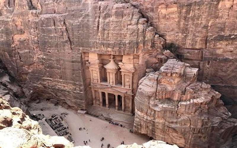 حجر يقتل سائحا في البترا