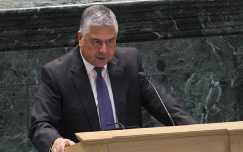 وزير سابق يشكو انقطاع الكهرباء