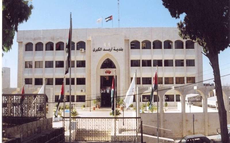 مواطن يهدد بحرق نفسه بـرفقة طفليه