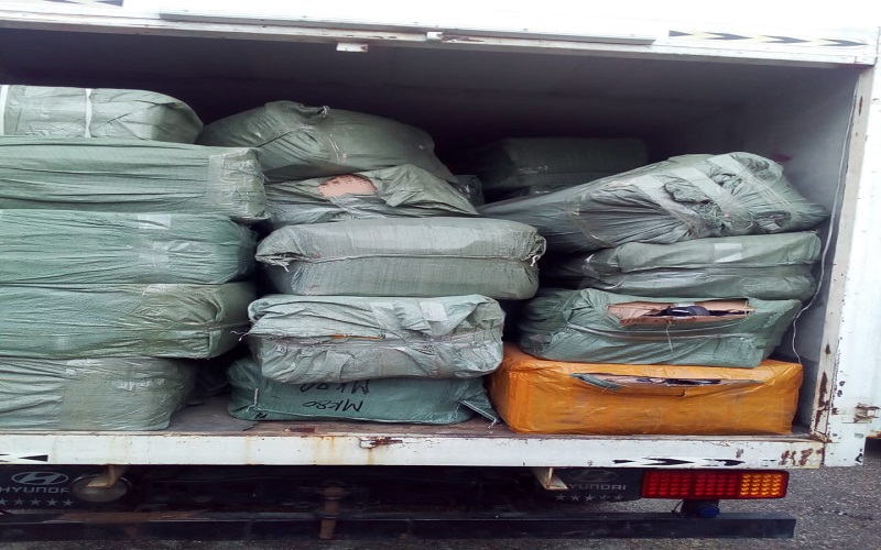 احباط تهريب (180) الف قطعة بضائع