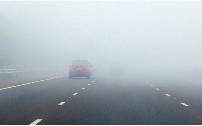 ضباب كثيف وتحذير من تدني مدى