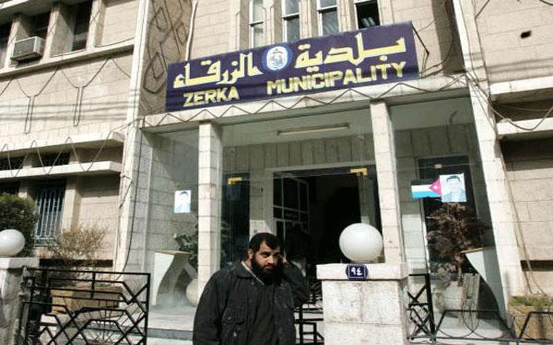 تسليم موظف ببلدية الزرقاء بتهم التزوير